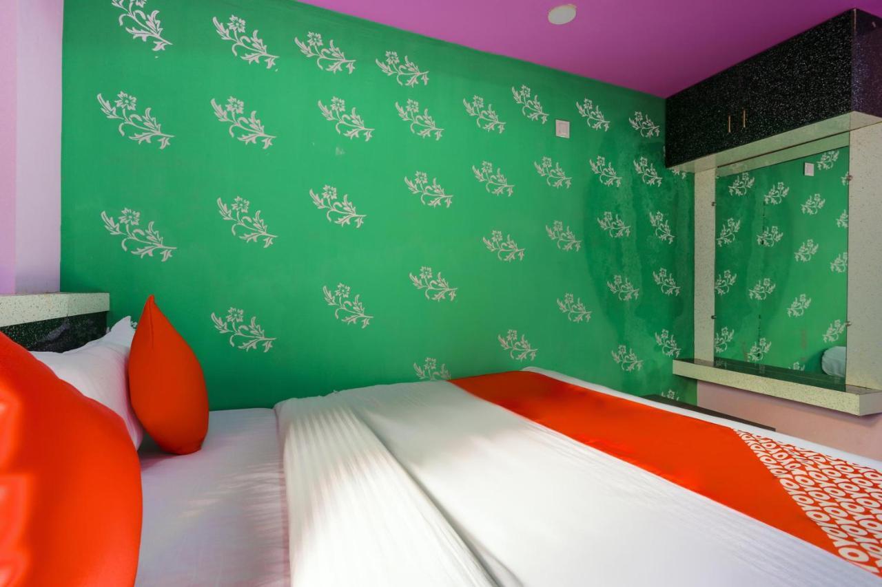 Oyo 45752 Hotel Sb Palace Godarpura Luaran gambar